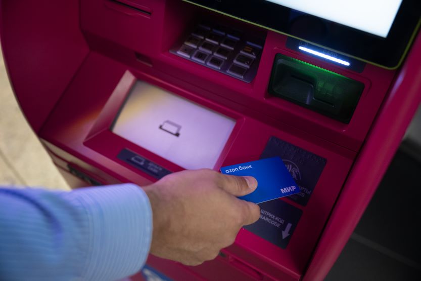 Банкоматы Ozon Банка начали выдавать дебетовые карты